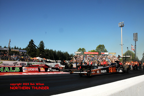 Justin Ashley (near lane) vs Doug Kalitta (far lane)